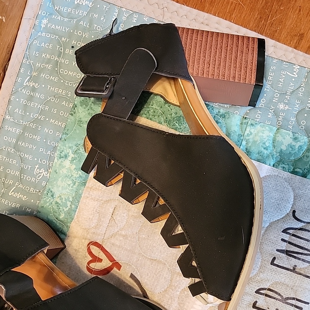 Shoes - Picture 2 of 4